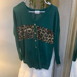 Emerald/leopard button front tee